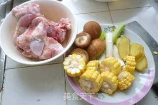 玉米香菇筒骨汤的做法步骤：1
