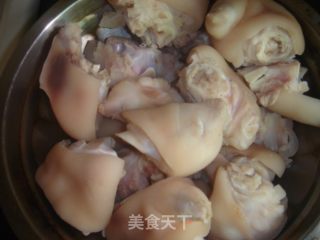 花生炖猪手的做法步骤：2