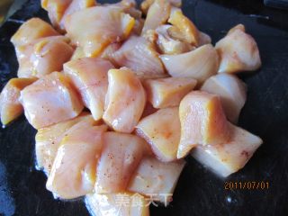 甜甜的芒果鸡肉——上午跟朋友去溜冰，中午做个好菜补充能量的做法步骤：1