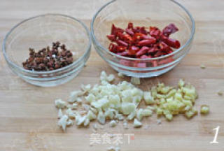 用内地人的口味做一道沿海菜 辣酱爆花蛤的做法步骤：1