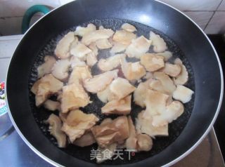 洋葱炒花菇的做法步骤：2