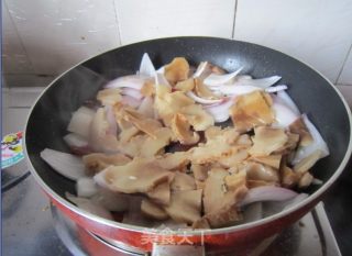 洋葱炒花菇的做法步骤：6