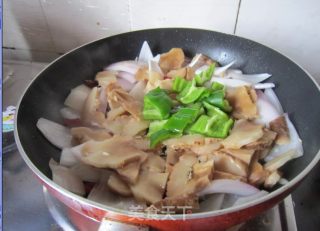 洋葱炒花菇的做法步骤：7