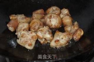 【闽菜】养颜美容--花生焖猪尾的做法步骤：3