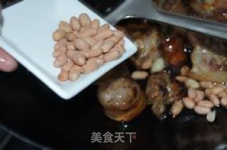 【闽菜】养颜美容--花生焖猪尾的做法步骤：5