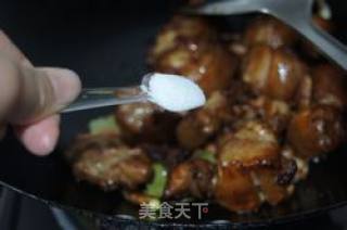 【闽菜】养颜美容--花生焖猪尾的做法步骤：7