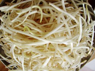 绿豆芽炒干丝的做法步骤：1