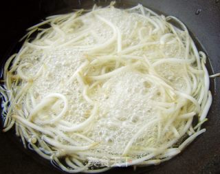 绿豆芽炒干丝的做法步骤：3