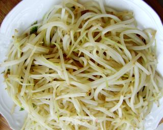 绿豆芽炒干丝的做法步骤：4