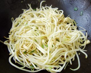 绿豆芽炒干丝的做法步骤：7