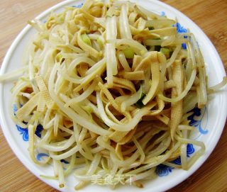 绿豆芽炒干丝的做法步骤：8