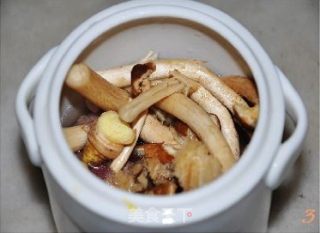 薏米茶树菇排骨汤的做法步骤：3