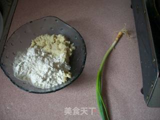 葱香椒盐豆渣饼的做法步骤：1