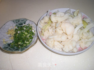清炒花菜的做法步骤：1