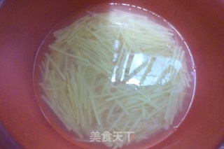 青椒土豆丝的做法步骤：1