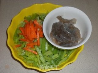西芹炒虾仁的做法步骤：3
