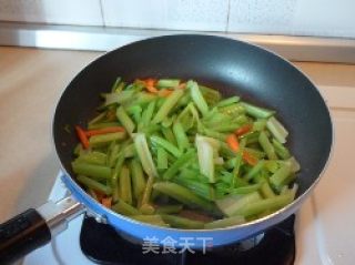 西芹炒虾仁的做法步骤：7