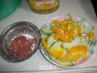 【闽菜】：当佛手瓜黄椒遇上肉片的做法步骤：1