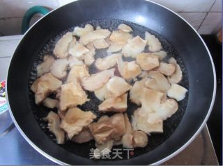 花菇青豆滑肉丝的做法步骤：2