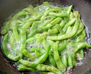 香肠炒豆角的做法步骤：2