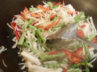 芦笋金针菇炒肉片的做法步骤：2
