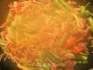 芦笋金针菇炒肉片的做法步骤：3