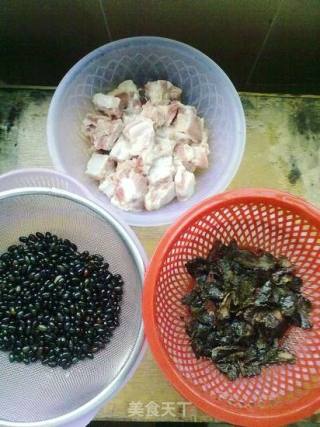 生地黑豆排骨汤的做法步骤：1