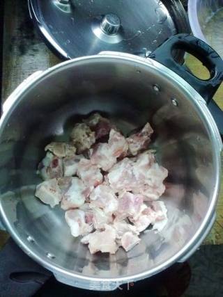生地黑豆排骨汤的做法步骤：2