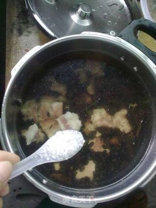 生地黑豆排骨汤的做法步骤：5