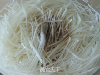 【好想和她一起出差】炝炒土豆丝的做法步骤：3
