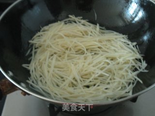 【好想和她一起出差】炝炒土豆丝的做法步骤：5