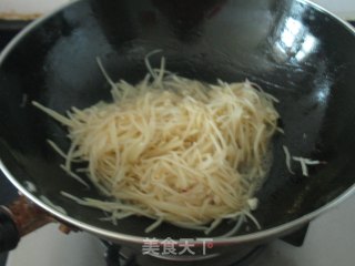 【好想和她一起出差】炝炒土豆丝的做法步骤：6