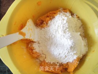 特色地瓜饼的做法步骤：3