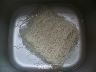 【闽菜】：炒湖头米粉（泉州地方特色菜）的做法步骤：2