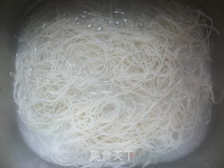 【闽菜】：炒湖头米粉（泉州地方特色菜）的做法步骤：3