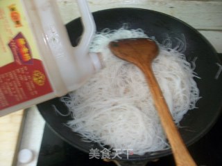 【闽菜】：炒湖头米粉（泉州地方特色菜）的做法步骤：9