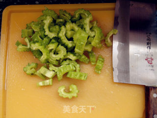 还是稍微有些苦的 蜜汁苦瓜的做法步骤：1