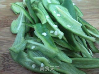 青椒肉丝的做法步骤：2