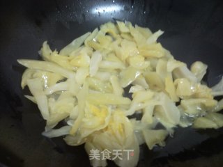 酸菜肉丸汤的做法步骤：2