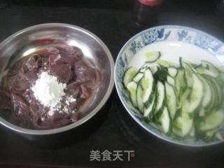 黄瓜炒猪肝的做法步骤：1