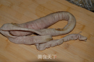 酸辣大肠头的做法步骤：1