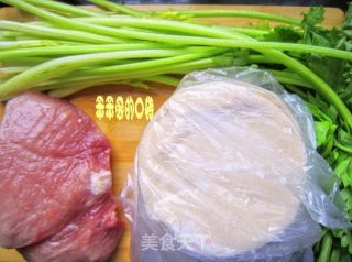 芹菜猪肉脆皮煎饺的做法步骤：1