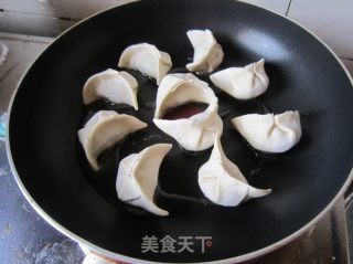 芹菜猪肉脆皮煎饺的做法步骤：7