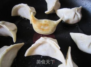 芹菜猪肉脆皮煎饺的做法步骤：8