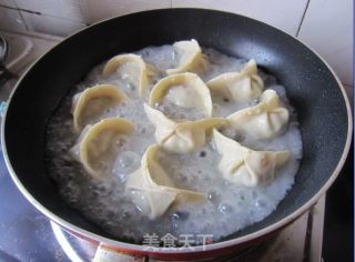 芹菜猪肉脆皮煎饺的做法步骤：10