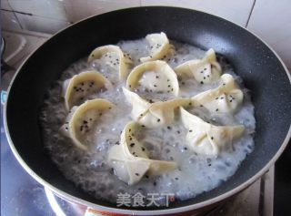 芹菜猪肉脆皮煎饺的做法步骤：11