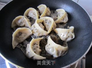 芹菜猪肉脆皮煎饺的做法步骤：12