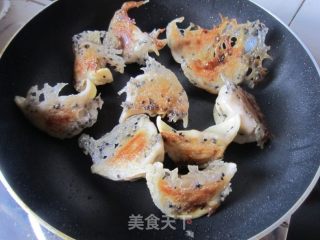 芹菜猪肉脆皮煎饺的做法步骤：13