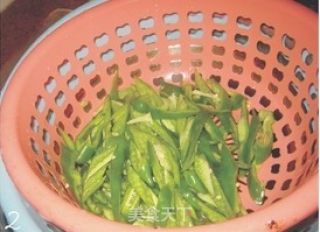 尖椒炒瘦肉的做法步骤：2