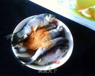 烧烤鲫鱼的做法步骤：4